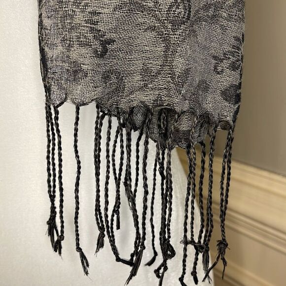 Grey Pattern Scarf    - Picture 4 of 5